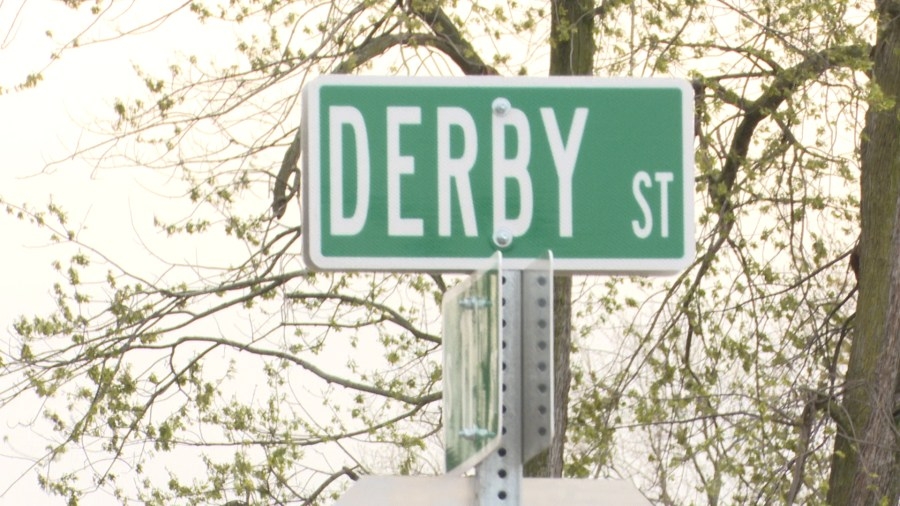 Thousands of dollars fly from boat in Pekin, most still unaccounted for