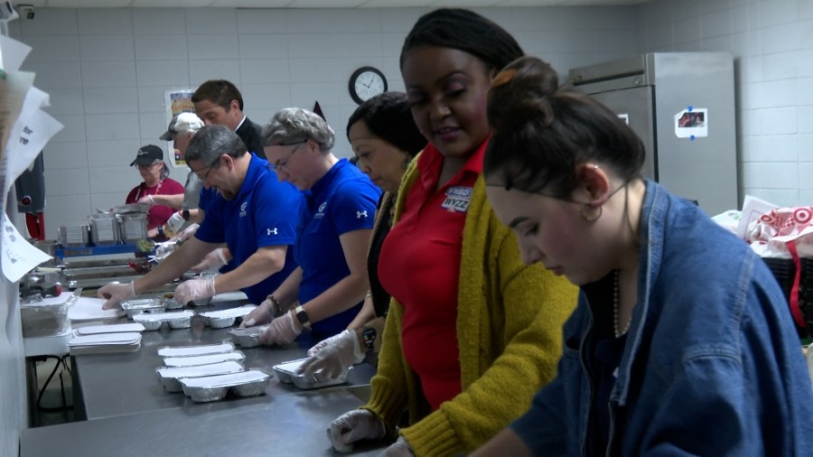 WMBD news anchors pack meals for homebound seniors