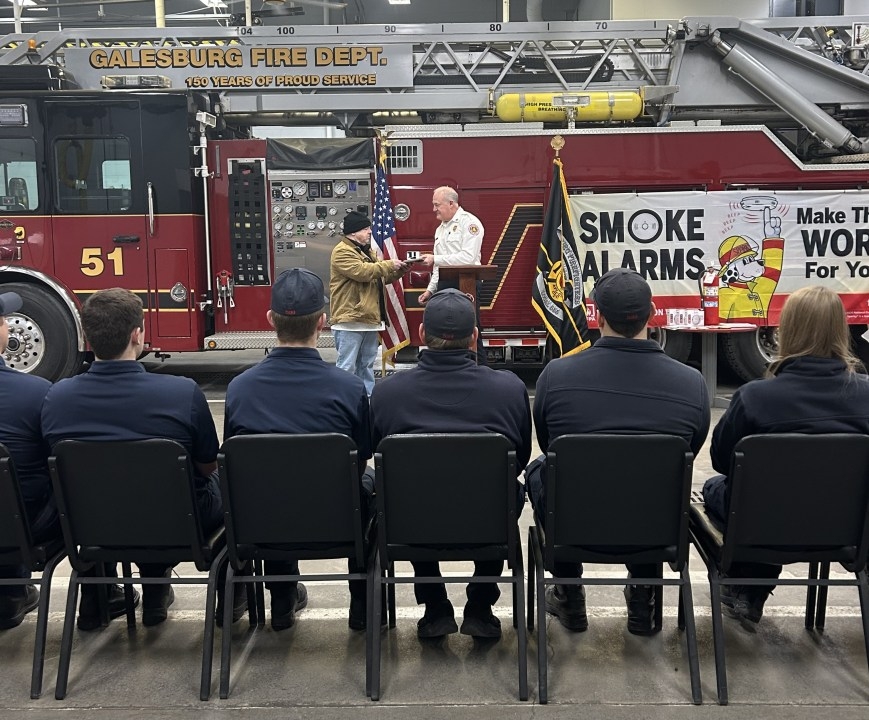 Man recognized for helping extinguish kitchen fire in Galesburg