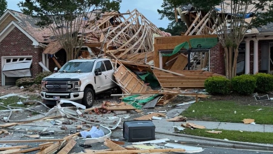 1 rescued, 2 injured in home explosion at NC coast; blast rips hole though house