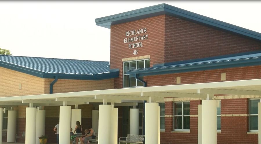 Marines volunteer at Richlands Elementary School for ‘Adopt a School' program