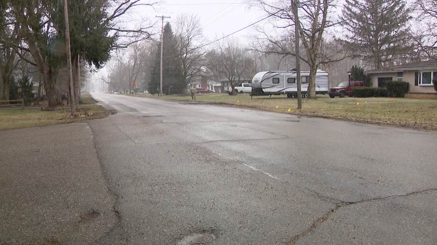 Deputies investigating after 2 pizza delivery drivers robbed in Galesburg