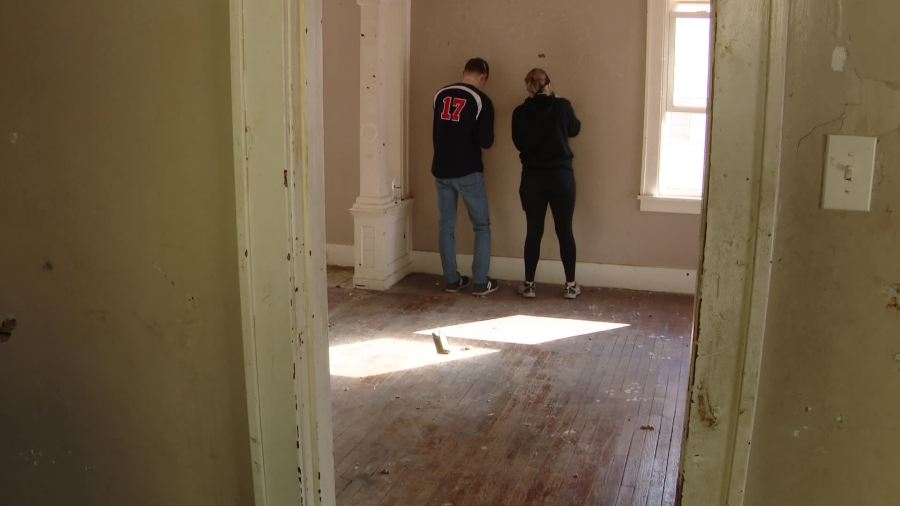 Local college students give up spring break to give back