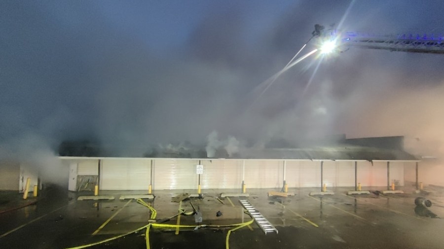 Crews fight fire at market near Battle Creek