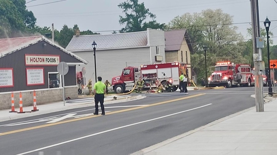 Firefighters put out flames at Holton grocery store