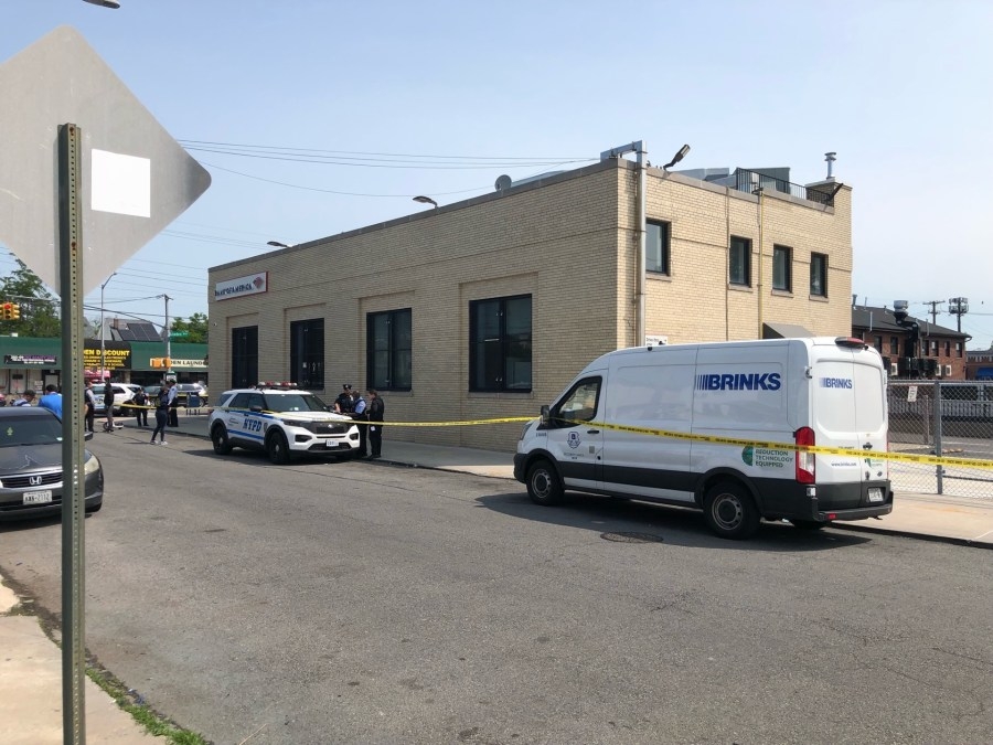 Suspects rob Brinks truck in front of Queens Bank of America: sources