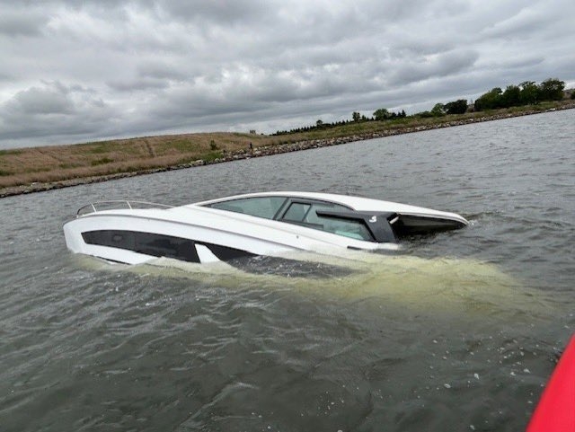 Sinking boaters saved by firefighters in Queens