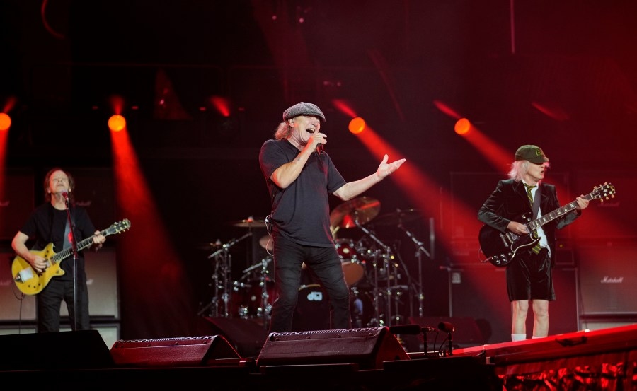 Who's performing at Gillette Stadium this summer?