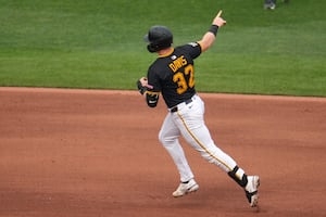 Pesky Pirates win second-straight over Phillies; Davis slugs another clutch homer