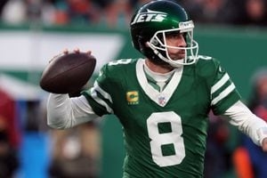 Report: Aaron Rodgers had throwing session with DK Metcalf over the weekend
