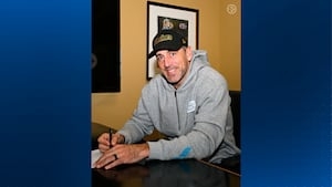 Aaron Rodgers officially signs 1-year contract with Steelers