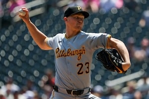 Pirates come through late, snap skid with close win over Twins