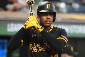Pittsburgh Pirates trade Ke'Bryan Hayes to Reds for reliever, infield prospect