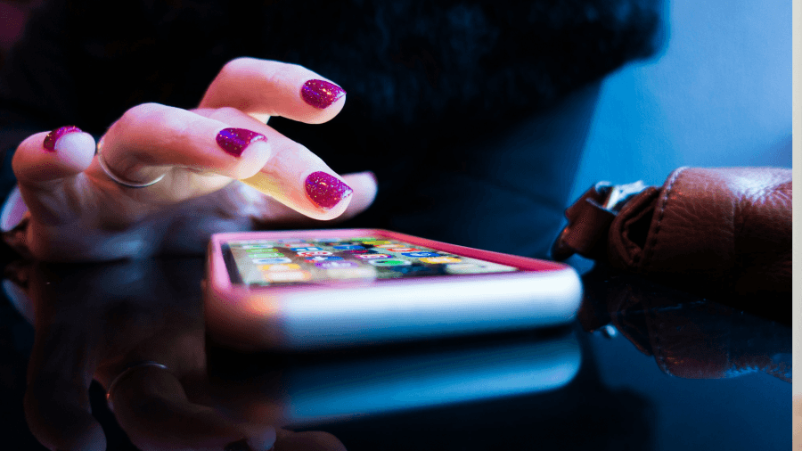 Alabama Governor backs bill restricting smart phone use in schools