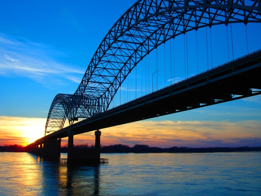 Man jumps from I-40 bridge into MS river, police say
