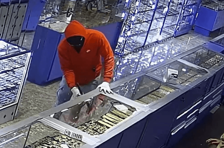 VIDEO: Suspects smash jewelry cases with hammers in bold heist