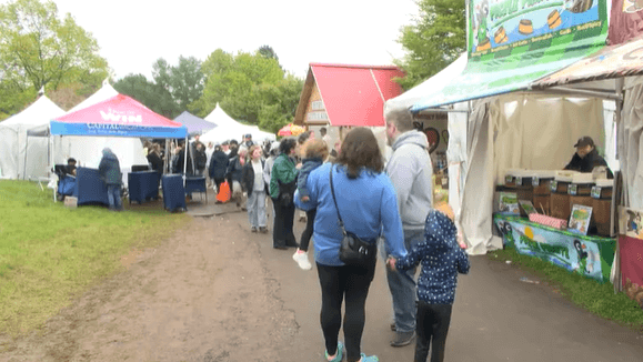 ‘Nothing an umbrella can't fix!': Folks enjoy final day of Lilac Festival despite gloomy skies