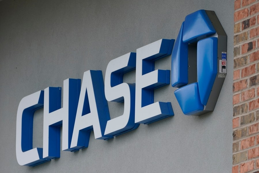 Man flees bank after failed attempt to open registers, charged with robbery