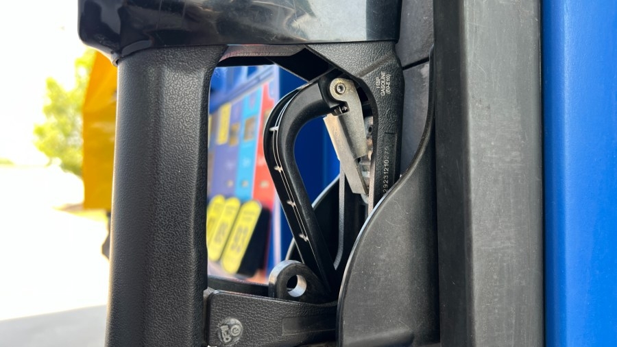 Bill introduced to make gas pump clips for hands-free filling universal
