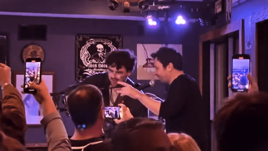 Jimmy Fallon surprises Fairport pub, sings with locals in visit