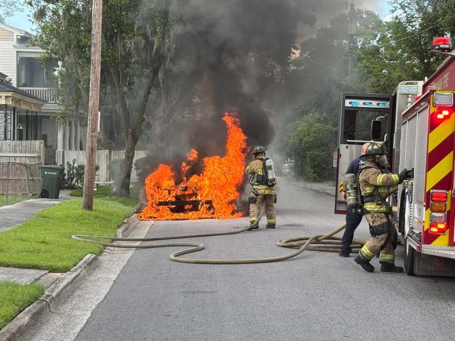 Savannah Fire responds to vehicle fire