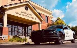 Man with AR-platform rifle allegedly threatened to kill people inside Carrollton bank
