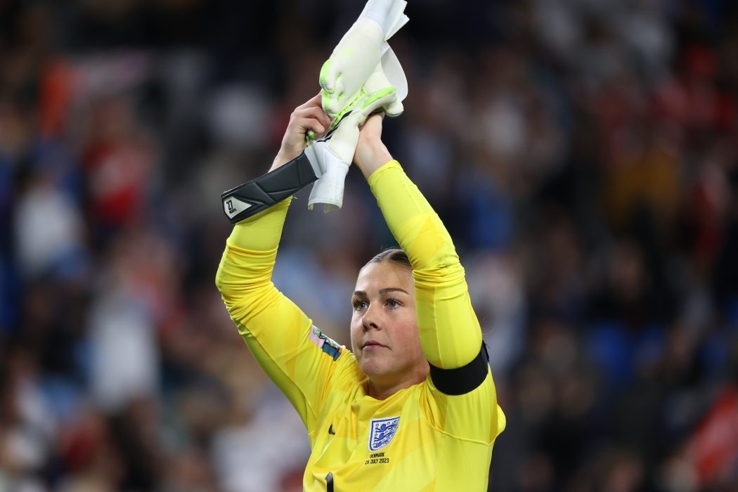 England keeper Earps to retire from international football