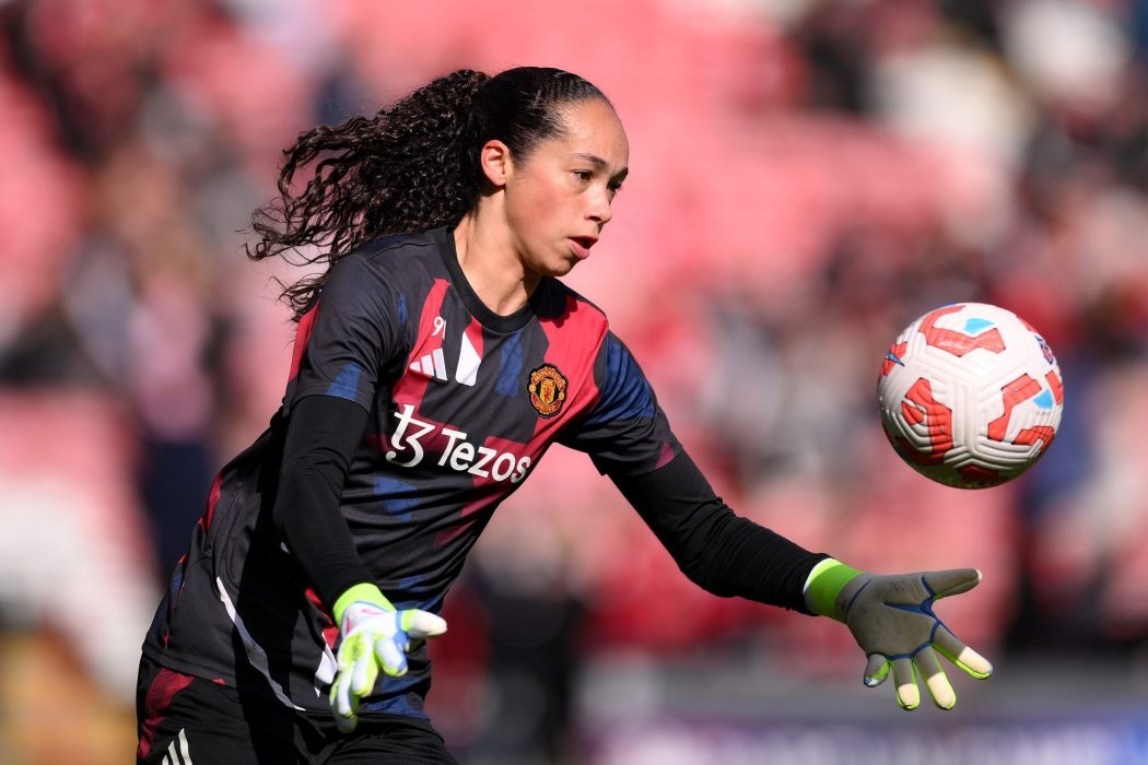 Manchester United keeper Tullis-Joyce signs new long-term deal