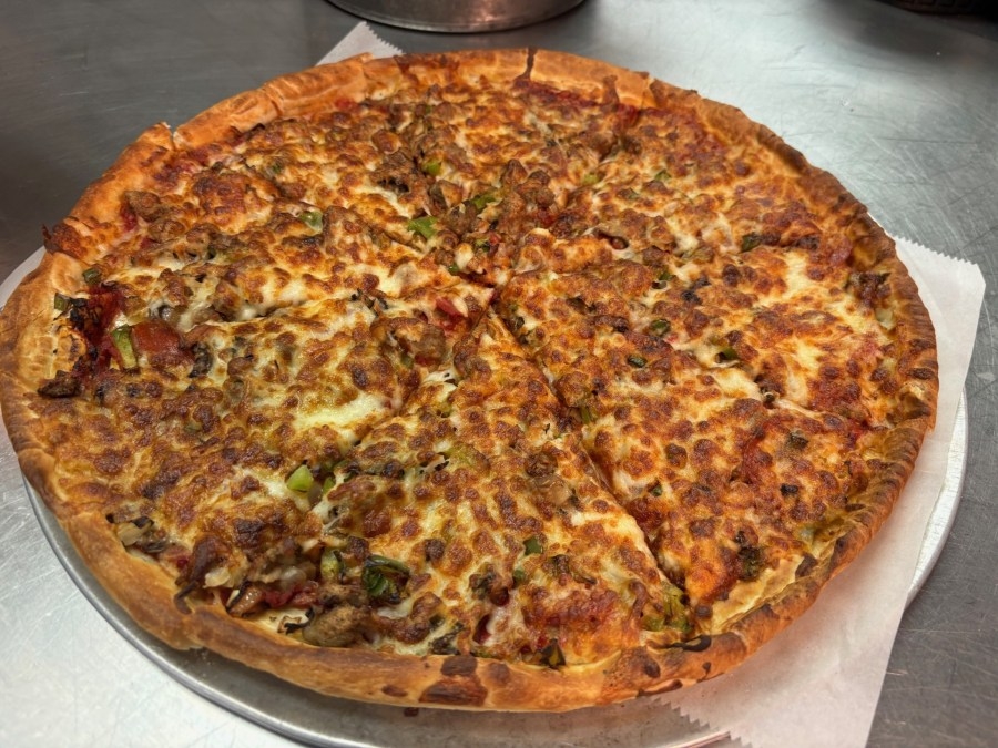 Let's Eat at Pizza House in Chesnee