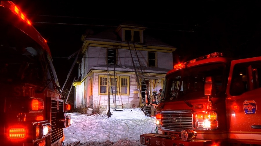 Crews battle early morning fire in Syracuse