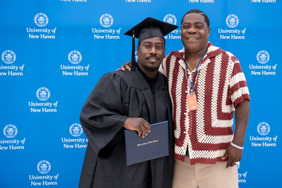 Tracy Morgan cheers on son at University of New Haven graduation: VIDEO