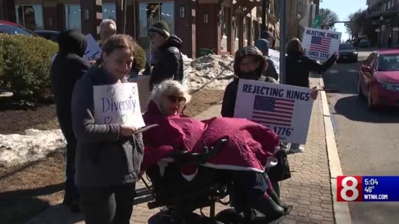 Group rallies for Blackout Friday in West Hartford