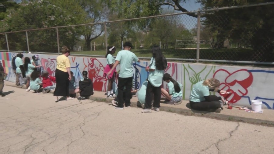 Rockford students team with artist to celebrate hometown pride with new mural