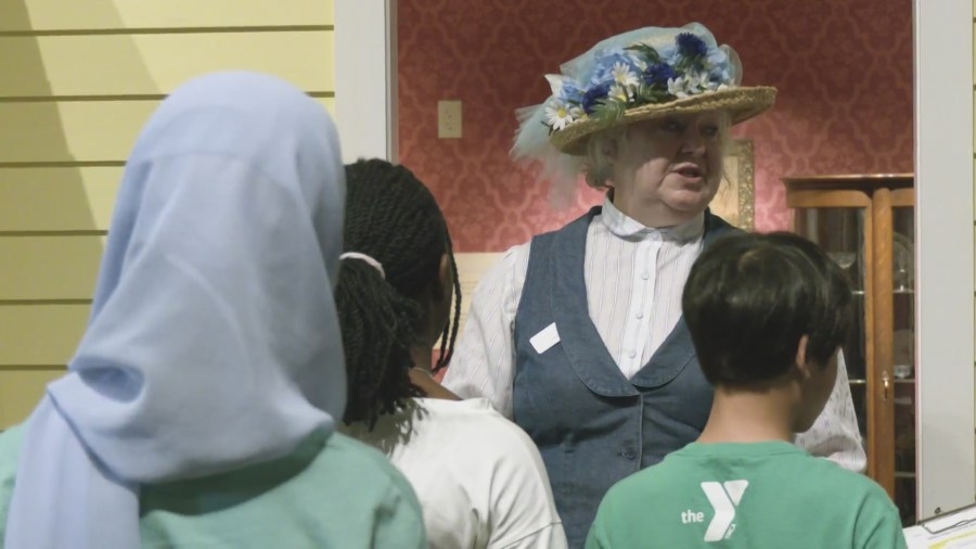 Immigrant students acclimate to life in Rockford with help of Midway Village Museum