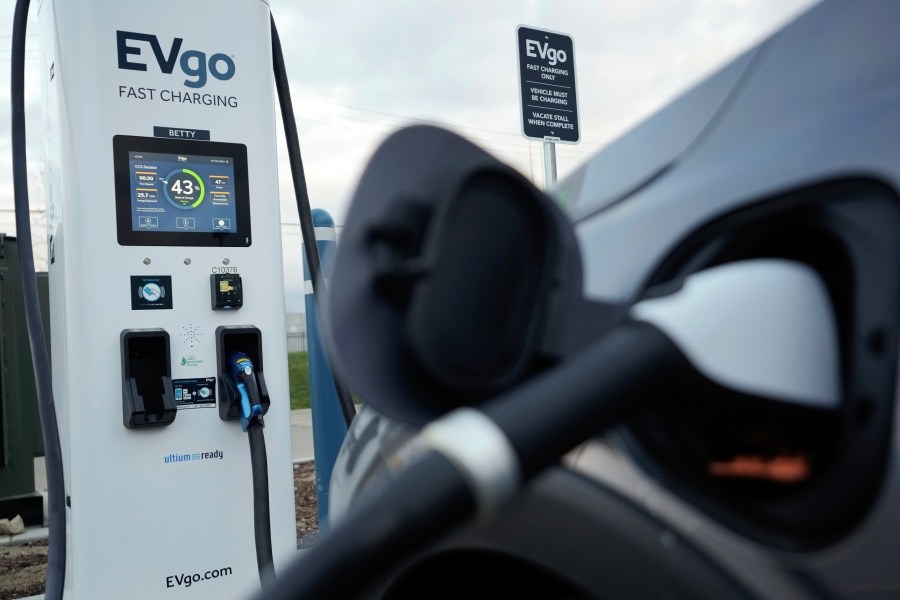 Trump suspends federal funding for EV charger buildout