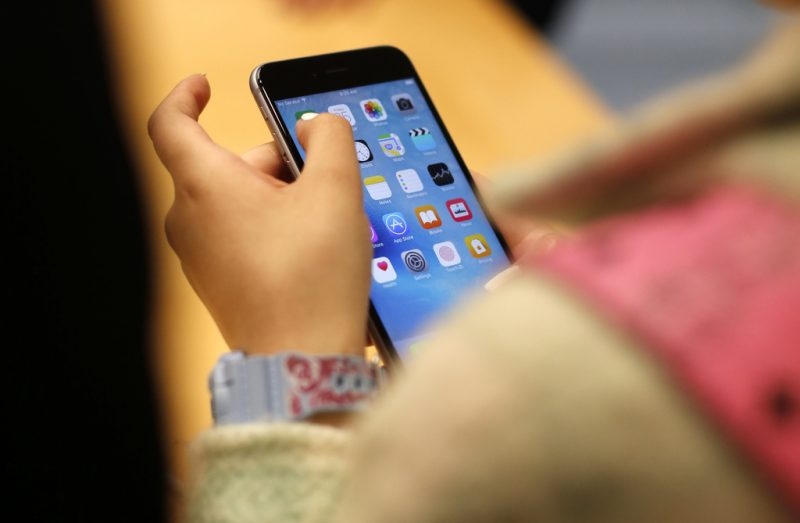 Illinois bill would require cell phones to register users' birthdates in effort to block minors from adult content