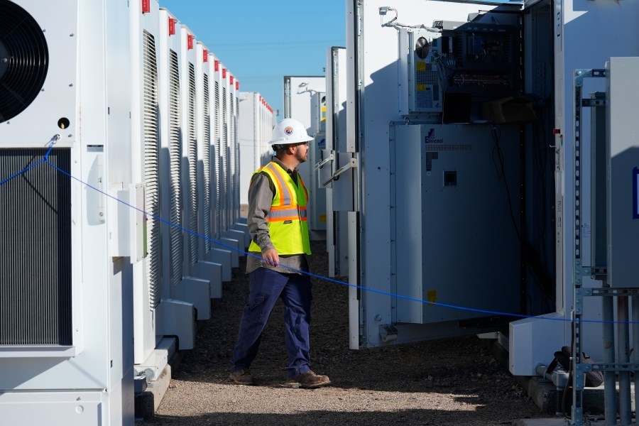 Illinois residents could save $2.4B on energy costs by proposed battery storage bill