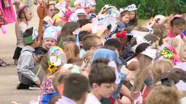 Sullivan Elementary School celebrates the Kentucky Derby