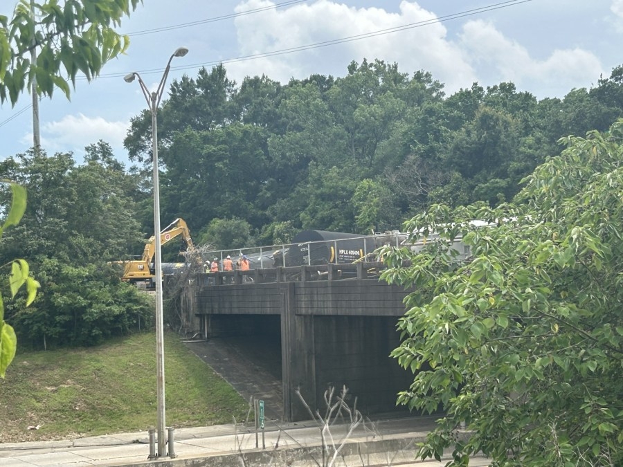 I-110 to close in both directions after train derails on bridge above interstate