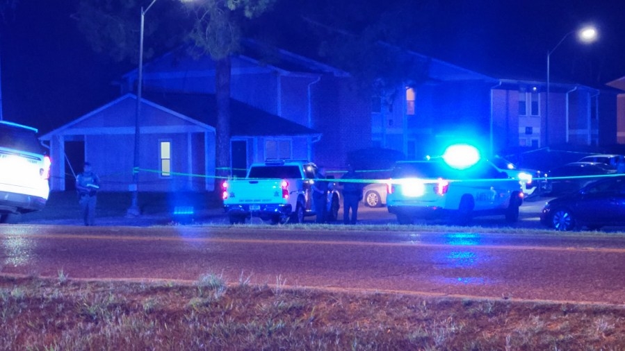 1 dead, 1 critical after shooting at apartments in Baton Rouge, officials say