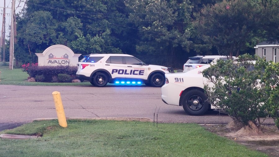 1 dead, 1 hurt in shooting at apartments in Baton Rouge, officials say