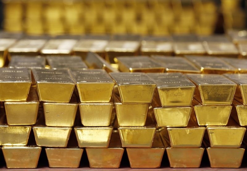Gold prices soar to record high amid market crash fears