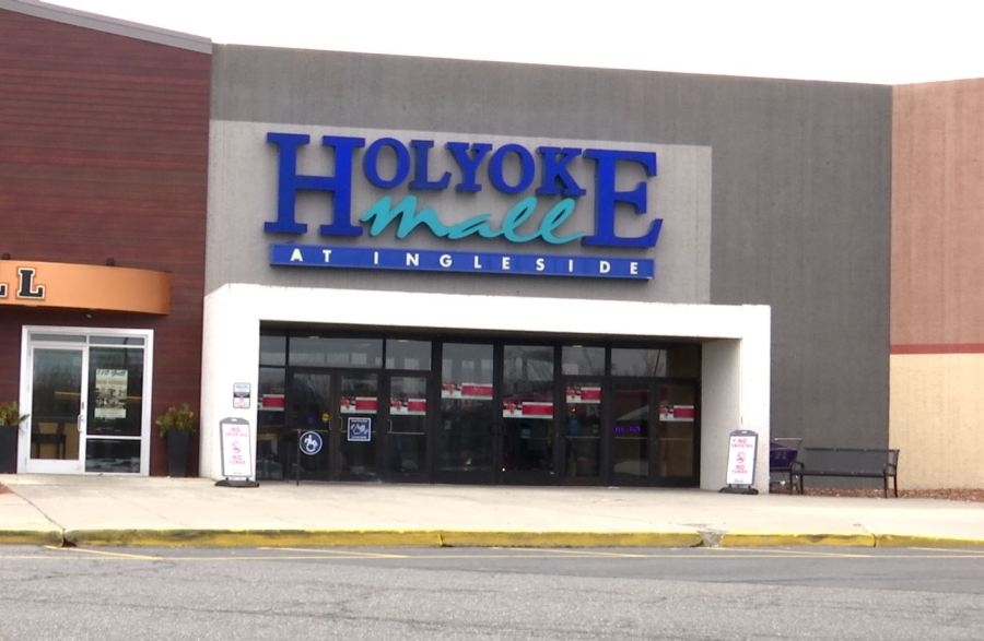 Holyoke Mall reminding vistors of parental escort policy