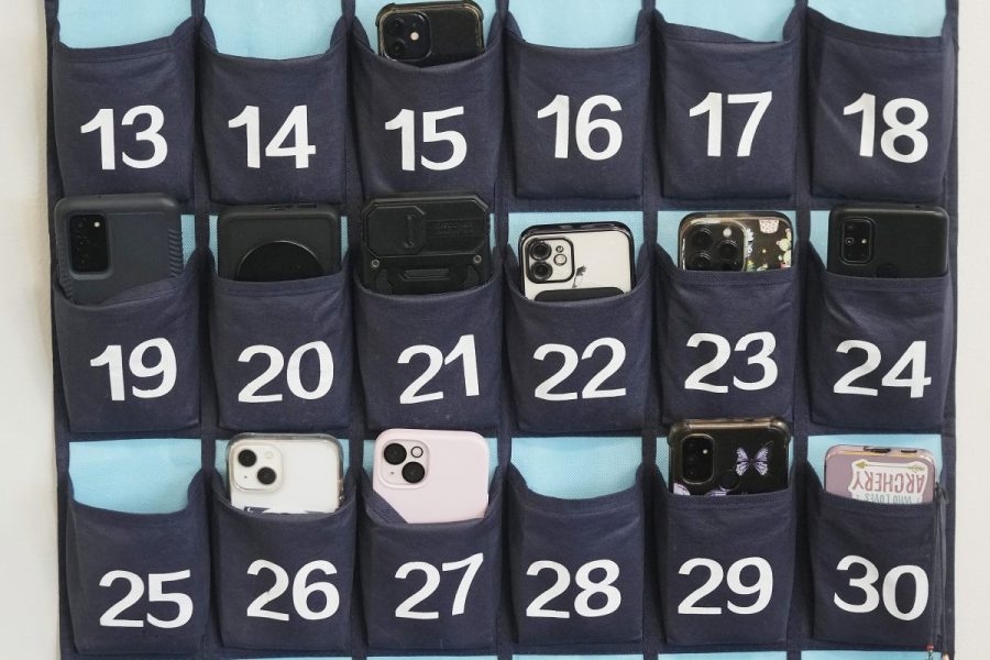 Mass. lags behind other states on student cellphone use restrictions