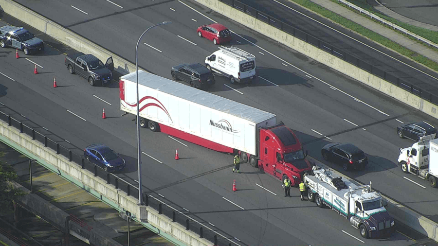Lane closures on I-91 in Springfield due to tractor-trailer crash