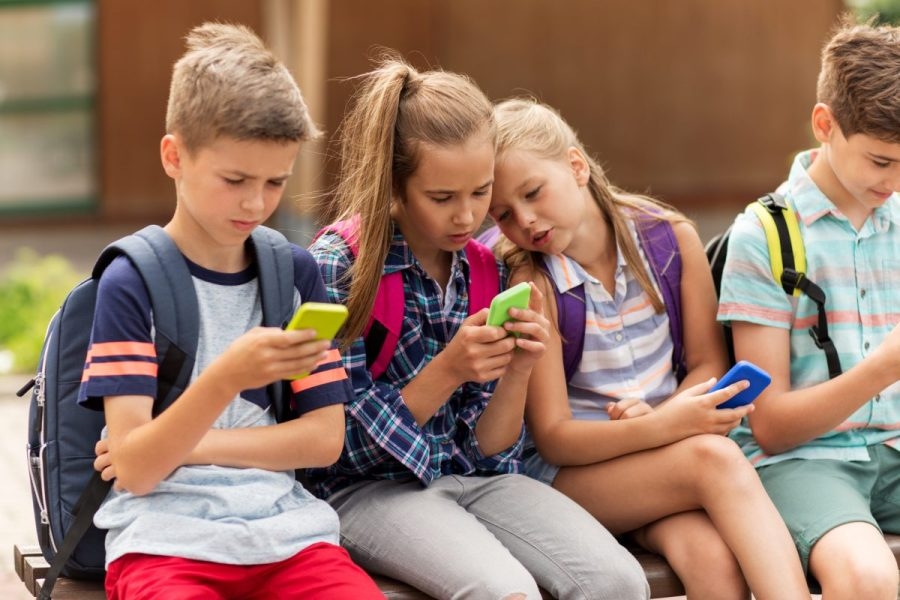 State Senate President calling on lawmakers to consider banning cell phones in public schools