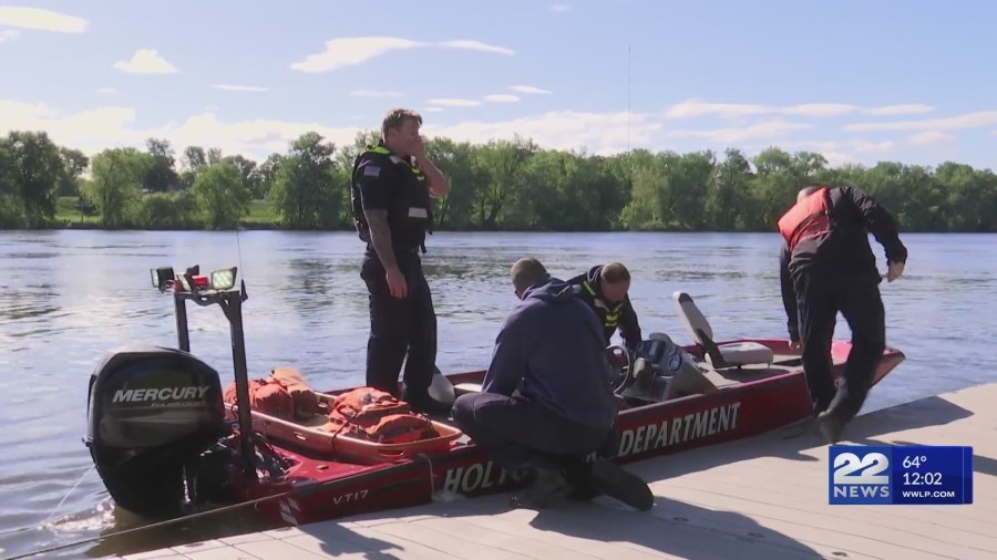 Search continues for missing canoeist in Connecticut River