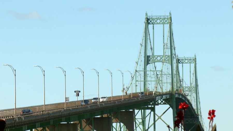 Canadian bridge traffic down from last year
