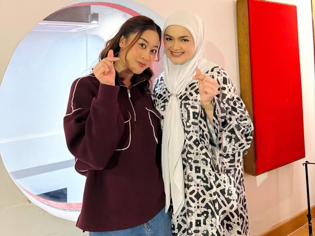 "Mama, look!" Aisha Retno celebrates major career milestone with Siti Nurhaliza