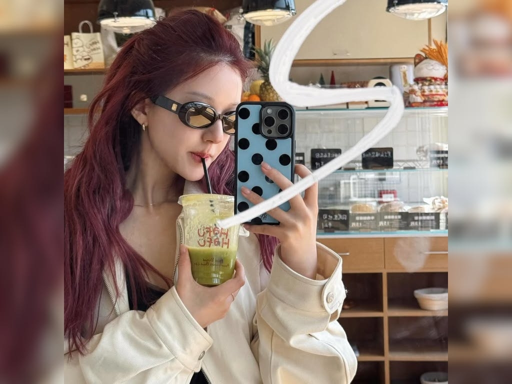 Zhao Lusi shades management with a green tea emoji